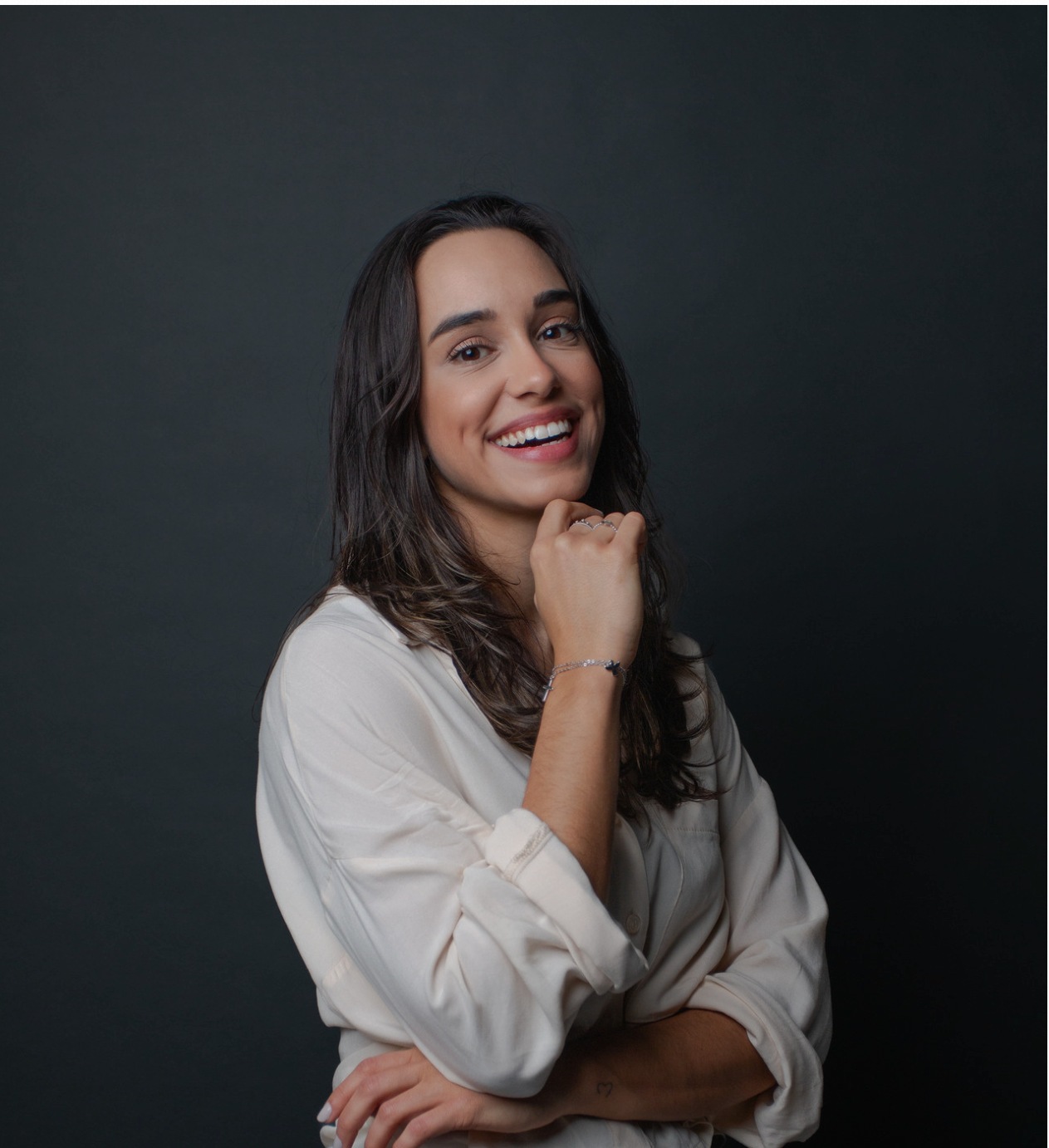 Retrato corporativo de mulher em fundo escuro feito por Victor Henrique, fotógrafo em São Paulo