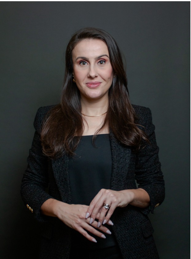 Retrato corporativo em fundo escuro com blazer preto