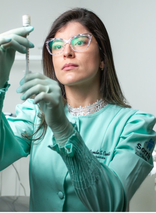 Dentista em atendimento durante ensaio corporativo