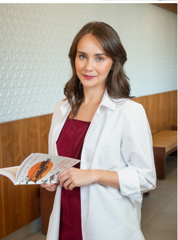 Retrato de médica de jaleco branco em consultório