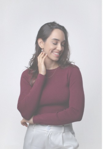Retrato profissional de nutricionista em fundo claro, feito em São Paulo